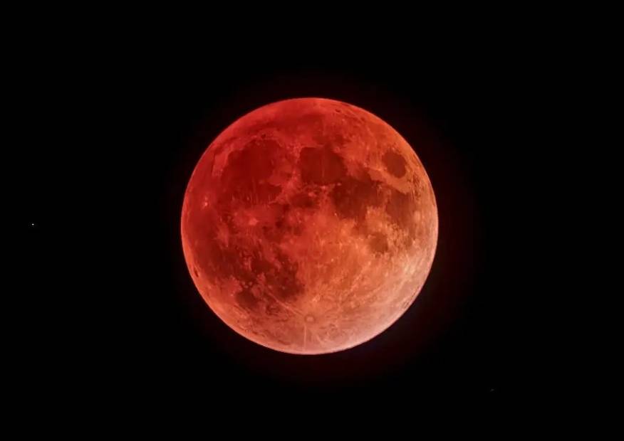 Eclipe lunar cativa brasileiros em todo país